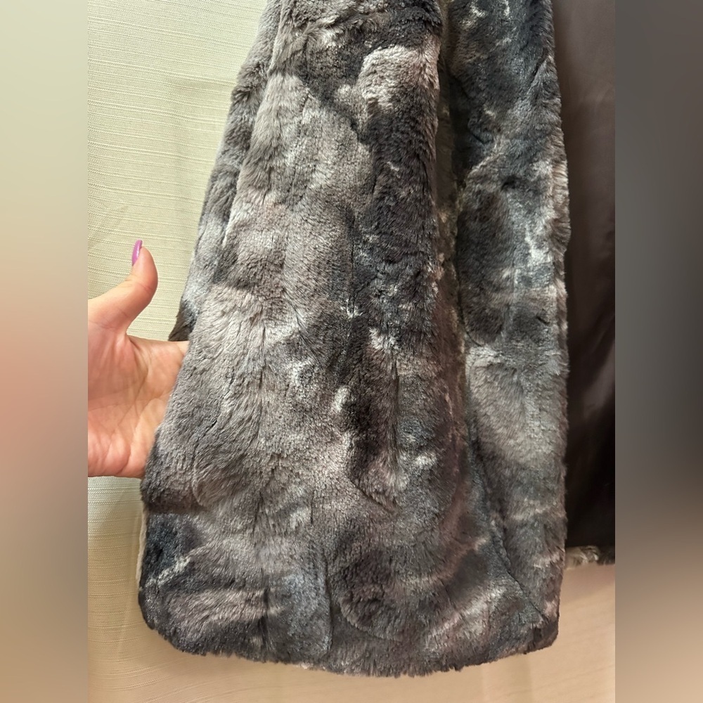 Chico’s Gray Faux Fur Vest Size 1 Womens Cozy Open Front Winter Layer Medium - Picture 3 of 8
